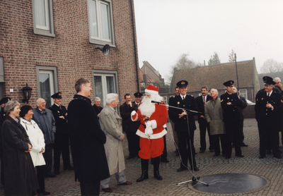 De kerstman overhandigd de sleutels aan burgemeester Vos (links).