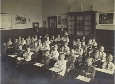 Een klassenfoto: de klas van Dhr. Leenhouwers van de St. Antoniusschool (1e Haagstraat)