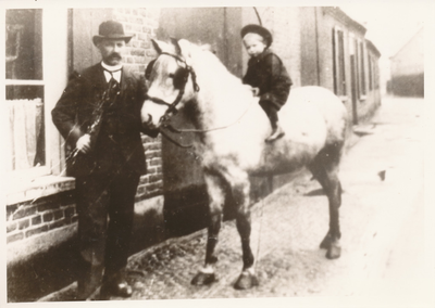 Harrie Soeren met zijn zoontje Frans op het paard Liesje, aan de Mgr. den Dubbeldenstraat
