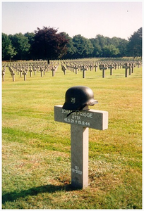 Graf Duitse militairJohann Frigge op de Duitse Militaire begraafplaats Ysselstein. Militair geboren 16-05-1921 te Sogtrop (Duitsland) portret gesneuvelde op 15-9-1944, Maarheezerweg, Budel