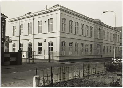 Molenstraat 191. Rijks HBS, gebouwd in 1867 door bouwmeester M. Dreesen, volgens een ontwerp van architect C. Vermeys