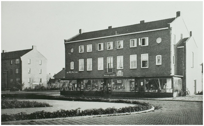 Burgemeester Van Houtlaan, gezien in de richting Broekwal. Woon/winkelgebouw, gebouwd door architect Van Eekeren