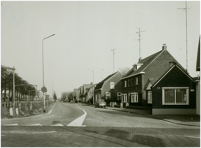 Houtse Parallelweg, gezien vanaf de Hoofdstraat in de richting van 'De Burcht' / Kanaaldijk Z.W.. Links de spoorlijn Eindhoven-Helmond