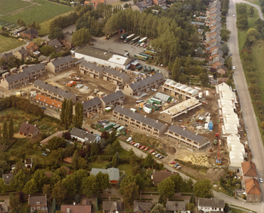 luchtfoto van de Losweg (langs het spoor) en Smuldersstraat, en omgeving