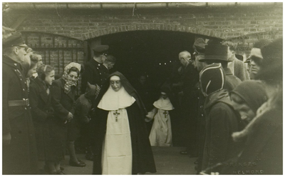 Aankomst van de zusters van Bethanie op Binderen.Hier verlaten de Eerwaarde Zusters de kapel van Binderen, in de deuropening rechts de heer Snackers