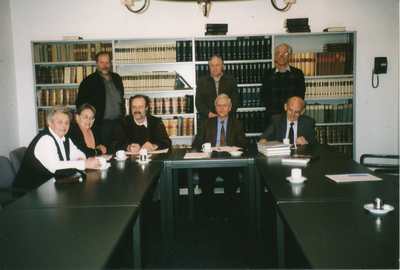 Eerste bijeenkomst van de redactie voor het boek over 700 jaar Someren, met zittend v.l.n.r.; M.v.d.Boomen-Stekelenburg, M. Kooistra-Kruijf, J.Coenen, J. de Vos, Th. Maas. Staand v.l.n.r.; H.van Laarschot, A. Remery, R.Lammers