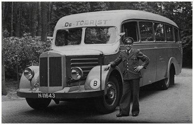 Chauffeur J. Kreij voor de Mercedesbus van Autobusdienst F. van Asten. Deze bus reed pendeldienst voor Philipspersoneel naar Eindhoven. 1. J. Kreij;
