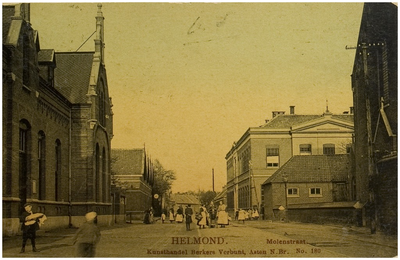 Molenstraat, gezien vanuit de richting van de 'Ameidestraat'. Rechts paterskerk en Rijks HBS. Links broederklooster Sint Ludovicus