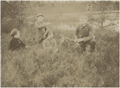 Natuuromgeving: vijf jongens zittend in het gras bij een ven. 1. Ed Stumpers; 2. C. van de Heuvel; 3. Math Stumpers; 4. J. v.d. Laar; 5. W. Peeters