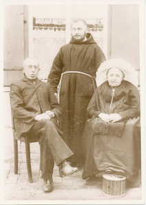 Pater L.van Heugten, Maximus, met zijn ouders