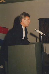 R. van Geleuken (Sportambtenaar), spreekt de kampioenen toe.