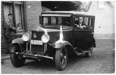 De eerste taxi van de Autobusdienst F. van Asten