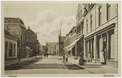 Molenstraat ter hoogte van de 'Kloostersteeg', gezien in de richting van de Ameidestraat en Veestraat. Geheel rechts de twee panden die Jan Hendrik Leloup rond 1887 bouwde en waarin zijn fabriek en winkel in petten gevestigd was