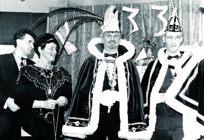 Prins Martien II van carnavalsvereniging De Keijepaol uit Someren-Heide, met v.l.n.r. Jan de Laat, Anny Hendriks-Swinkels, Riny Middendorp (prins Someren-Eind)