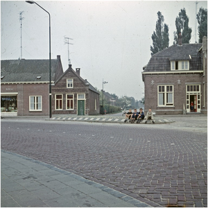 Bocht Dorpstraat / Locht, rechts van de Dreef het eerste gemeentehuis van Veldhoven, links de woning van familie A. Roosen