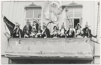 Carnaval 1965. Aubade op de Markt. Carnavalsvereniging  De Keienbijters 3e van rechts: Prins HuubI 4e van rechts: Harry Tops. 6e van rechts: A.Dirks