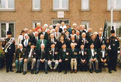I.K.V. Veteranen Someren ter gelegenheid van 60 jaren bevrijding van Nederland  :  met 9 Wethouder Ton Kusters, 15 Wethouder Martien Kusters, 18 Burgemeester Veltman, en 34 Piet van de Linden (gemeente-arbeider).