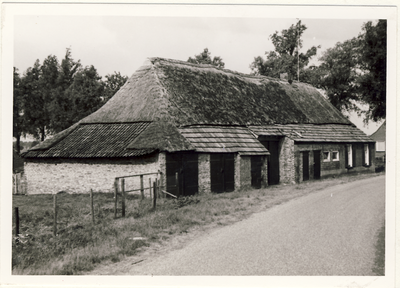 Serie van 52 foto's van historisch waardevolle boerderijen en andere gebouwen in Asten. Op verzoek van het gemeentebestuur beschreven door een commissie van Heemkundekring De Vonder