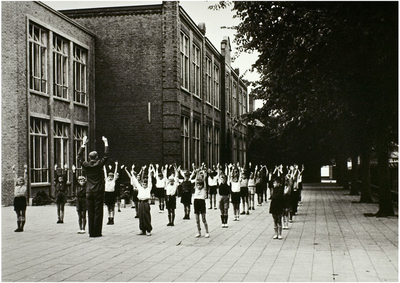 Gymnastiekles van Meester van de Vorst van de St. Antoniusschool (1e Haagstraat)
