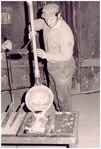 Het produktieproces van zink in de Kempensche Zink Maatschappij (KZM), Budelco: het gieten van vloeibare zink in een vorm door een zinkgieter J. Thijsen: Dit werd tot ongeveer 1973 in zinkfabriek uitgevoerd. Het zink werd met een trekker uit een retort in de gietpan getrokken