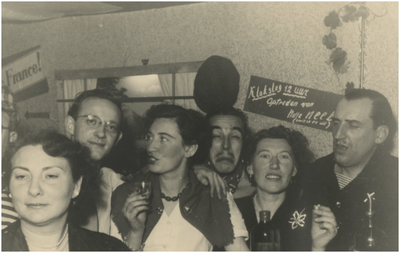 Fotoalbum met 46 foto's betreffende het vieren van carnaval, met : - Het sprookje 1001 nacht op zondag 6 februari 1951. - Paris et l Haye, 22 december 1951 - U.N.O. - Feest, 24 februari 1952 - Reisje naar Amsterdam 28 juni 1952 - Carnaval 1954 - Voorjaar 1954