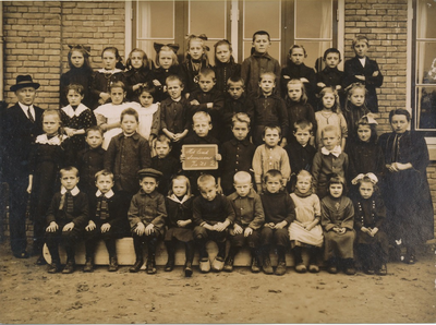 Leerlingen van de openbare school met leraren. nr.21 Juffr. Maria van Grunsven, nr.23  Willem van Pelt.