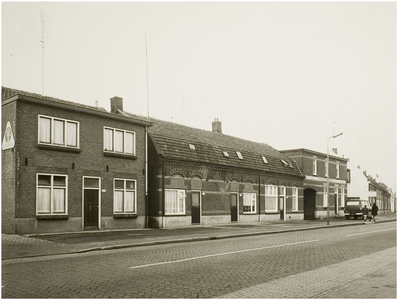 Mierloseweg (tot 1968 Helmondseweg), gezien vanuit de richting van de 'spoorwegovergang' in de richting van de 'Hortsedijk'