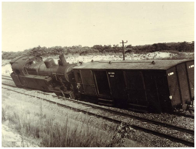 Een serie van 4 foto's betreffende een sabotage daad op de spoorlijn Budel-Weert 1944 waardoor 6 mensen werden vermoord
