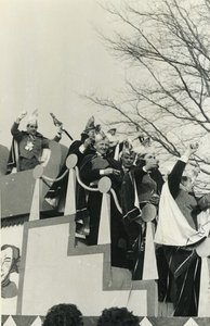Carnavalsoptocht Someren-Eind 24 februari 1963. Prinsenwagen met Prins Jan Smits , tweede rechts onderJo van Leuken en rechts daarnaast Harrie van Houts.