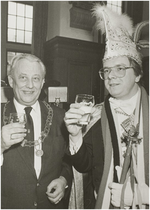 Carnaval 1984. Burgemeester Geukers toast met de Prins van De Keiebijters b.g.v. het 22- jarig bestaan van deze Carnavalsvereniging