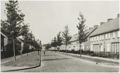 Margrietlaan, gezien vanaf de Azalealaan in de richting 'Burgemeester van Houtlaan'. Duplex-woningen, gebouwd na de tweede wereldoorlog door architect Van Eekeren