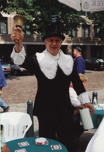 Jan van Eijk (de gemeentebode)  als Dorps omroeper.