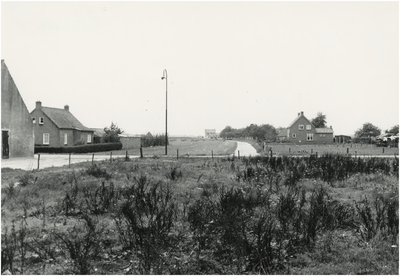 Roskam, gezien vanaf een wei aan Zonderwijk, helemaal in de verte de boerderij van J. Smits
