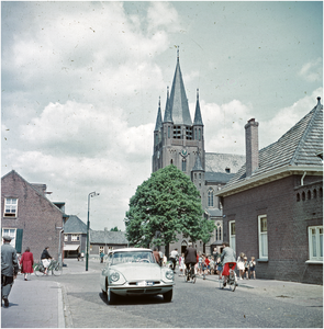 Blaarthemseweg, R.K. kerk Willibrordus gezien vanaf de Broekweg