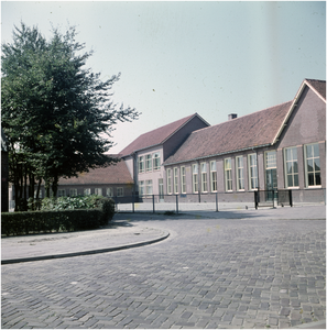 School vanaf de Blaarthemseweg, links Bisschopstraat