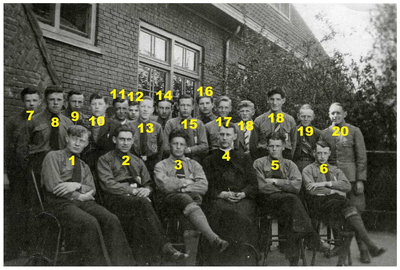 Jonge wacht : vooraan links, Jan van Cranenbroek, staand uiterst rechts, Compen en Bert Lammers 1. Jan van Cranenbroek; 20. Compen Lammers; 21. Bert Lammers;