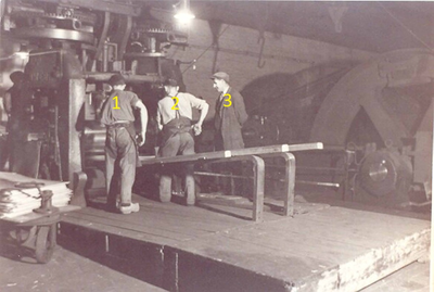Het produktieproces bij de Kempense Zink Maatschappij Budelco: het walsen van Pakket zink op een zogenaamde Krupp Wals