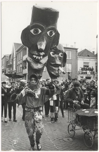 Carnaval 1965.Optocht. Enkele deelnemers op de Markt, gezien in de richting Veestraat