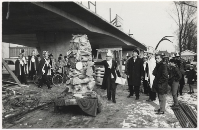 Carnaval 1965.De Kei op de z.g.  Luchtbrug (Kasteeltraverse) 2e van links, Harry Tops, naast hem Guido van Thiel, en Toon Dirks. Bij de kei Alphons Niessen