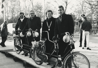 Serie van 2 foto's van de officiële opening van het fietspad langs de provincialeweg van Someren naar Heeze