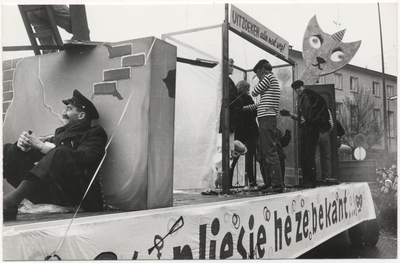 Carnaval 1965.De groep voorstellend: de inbraak bij de dames Hermes, bontzaak in de Veestraat. Vooraan op de wagen: Kees Konings