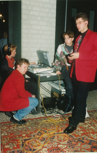 Het maken van een live radio uitzending door Radio Siris, met geheel rechts presentator Rien van Horik