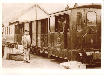 De tram voor de remise, met Lauke Koole op de locomotief en op het perron conducteur Dirk Buunk