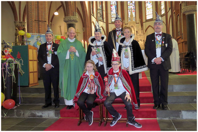 Carnavalsmis in kerk O.L.V. Visitatie Budel met kaplaan van den Donck