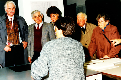 Rien Mertens, op de rug gezien,  geeft uitleg op de afdeling Gemeentewerken. tweede van Links is Piet Verhoijsen.