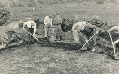 Serie van 2 foto's van opgravingen van urnenvelden op het Philipskamp