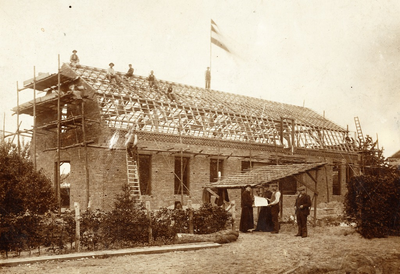 Huis in aanbouw, met op de foto van links naar rechts; Kapelaan van de Ven, van de Pas, Jac. Gielissen (aannemer te Asten)