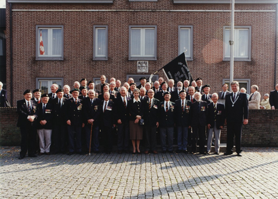 Een groepsfoto van de aanwezige oud-strijders. Geheel rechts burgemeester Vos