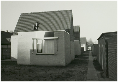 Burgemeester Van Houtlaan. Bejaardenwoningen, gelegen tussen de Burgemeester Van Houtlaan en de 'Hindestraat'