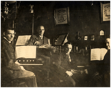 Muziek. ca. Een klasiek kwartet tijdens een repetitie in de woning van Jan v.d. Biggelaar. W.l.n.r. ziet u : Jac. Swalen ( orgel ), notaris A.W. Lasance ( viool ), G.A.J. Heereveld ( viool ) en J. v.d. Biggelaar ( piano )